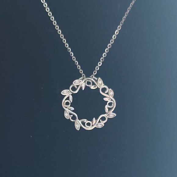 925 Sterling Silver Wreath Necklace - Picture 6 of 9